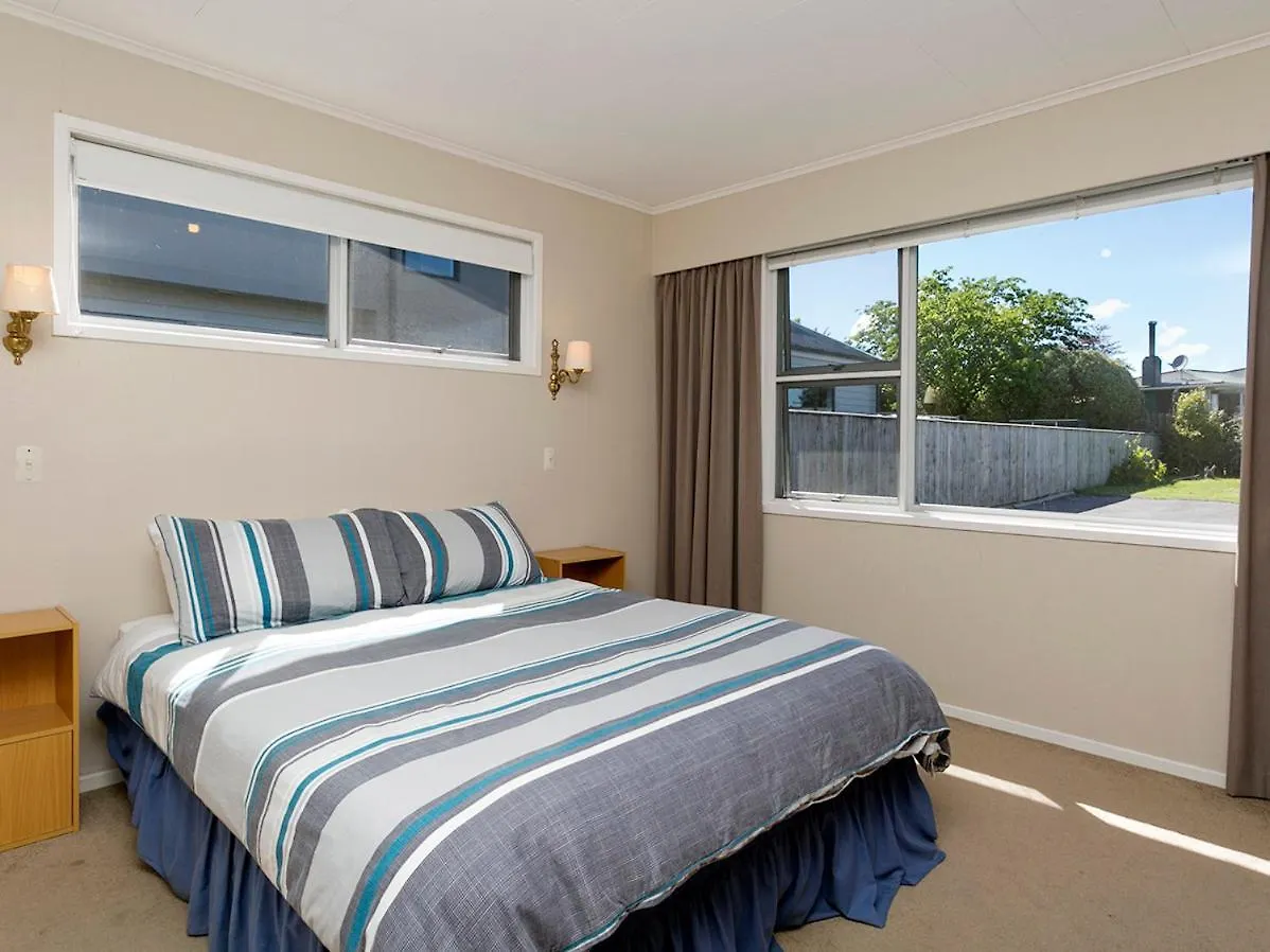This Bach Has It All - Rainbow Point Holiday Home Taupo
