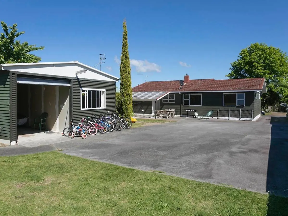 This Bach Has It All - Rainbow Point Holiday Home Taupo New Zealand