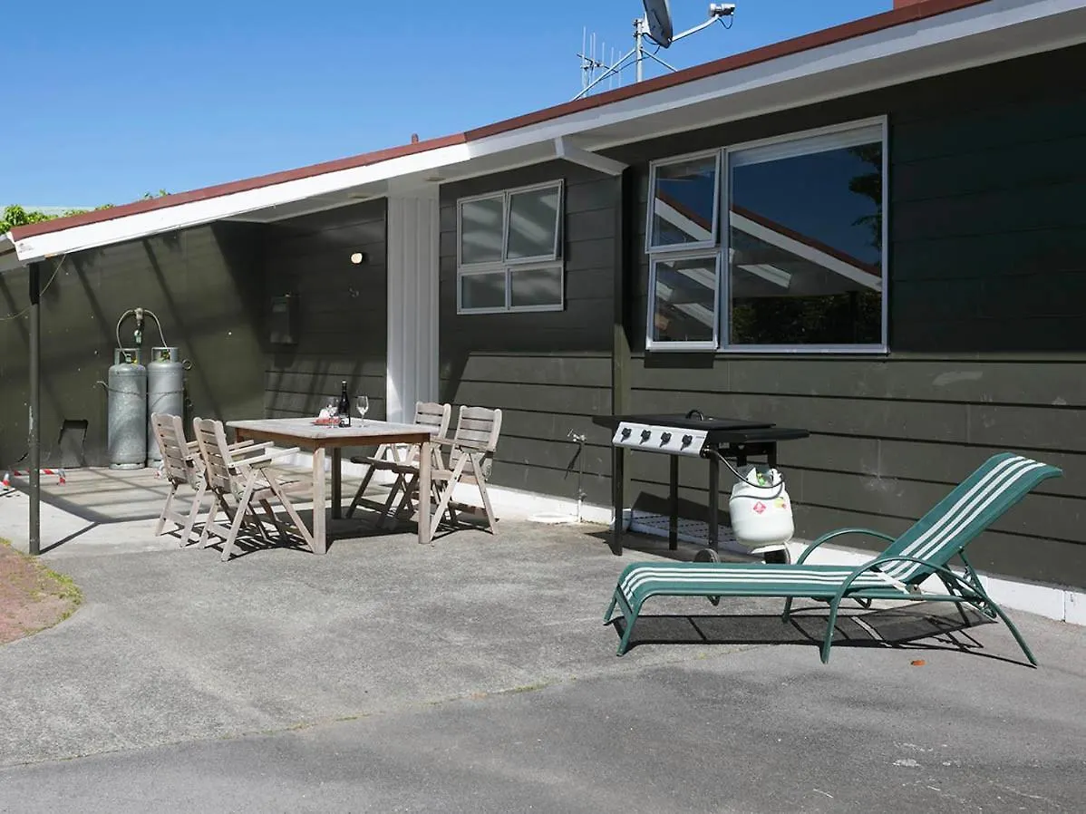 This Bach Has It All - Rainbow Point Holiday Home Taupo