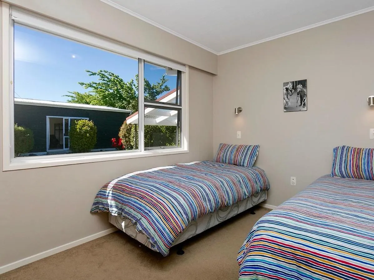 This Bach Has It All - Rainbow Point Holiday Home Taupo New Zealand