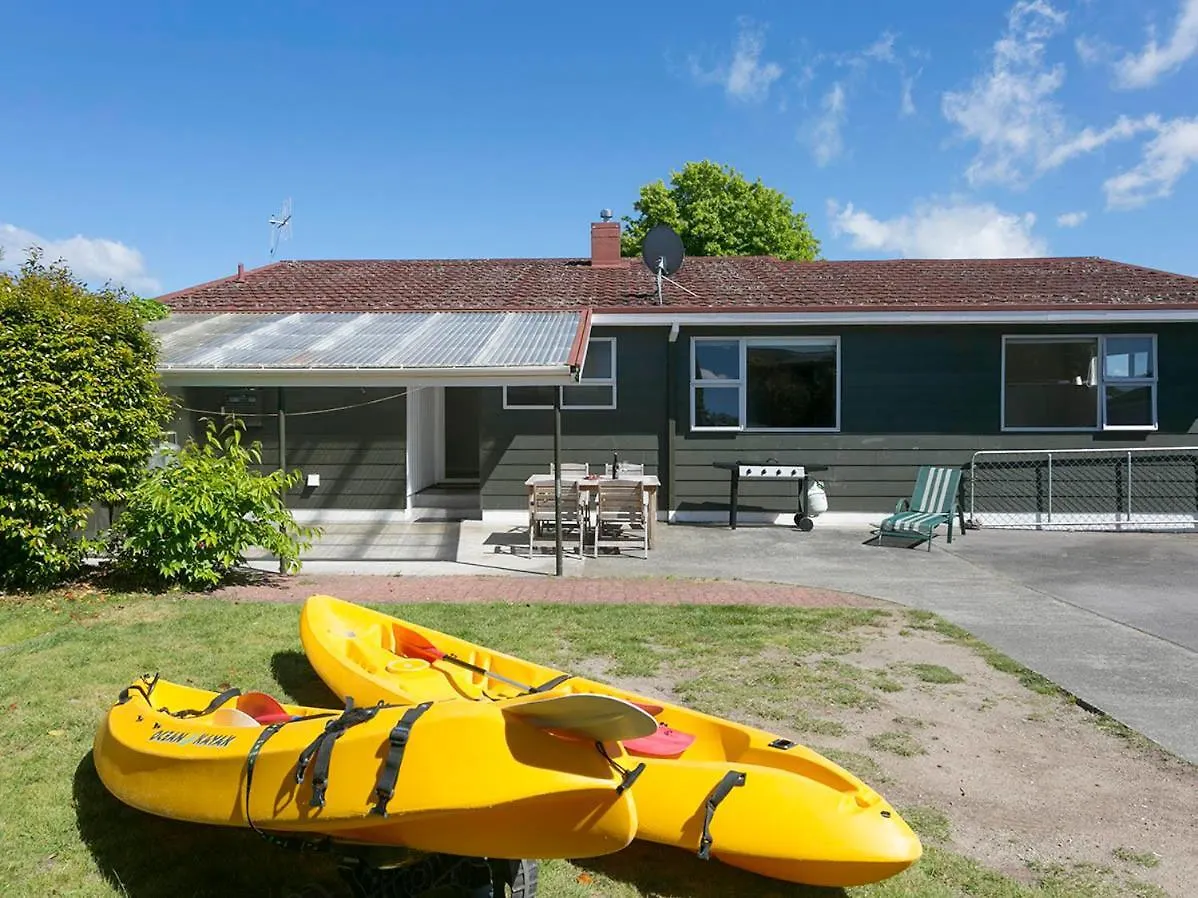 This Bach Has It All - Rainbow Point Holiday Home Taupo