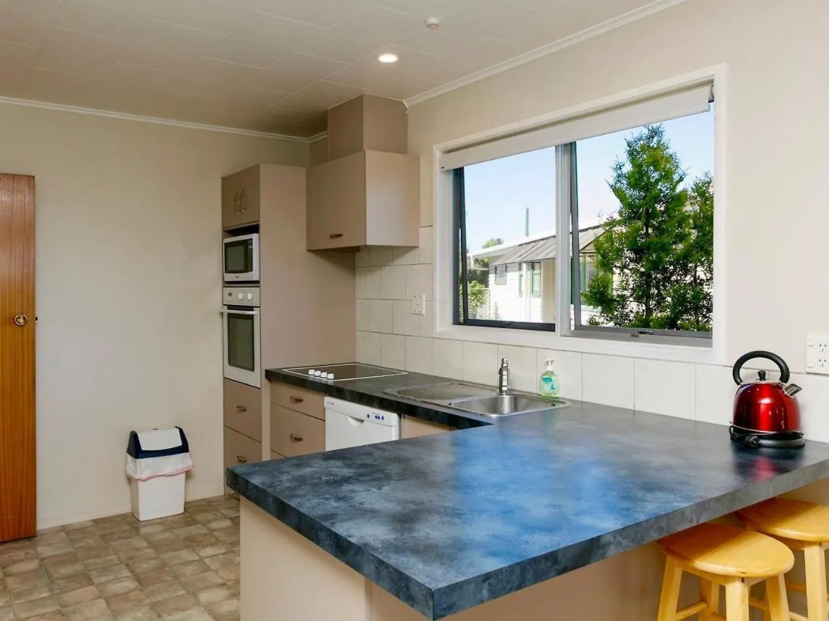 This Bach Has It All - Rainbow Point Holiday Home Taupo
