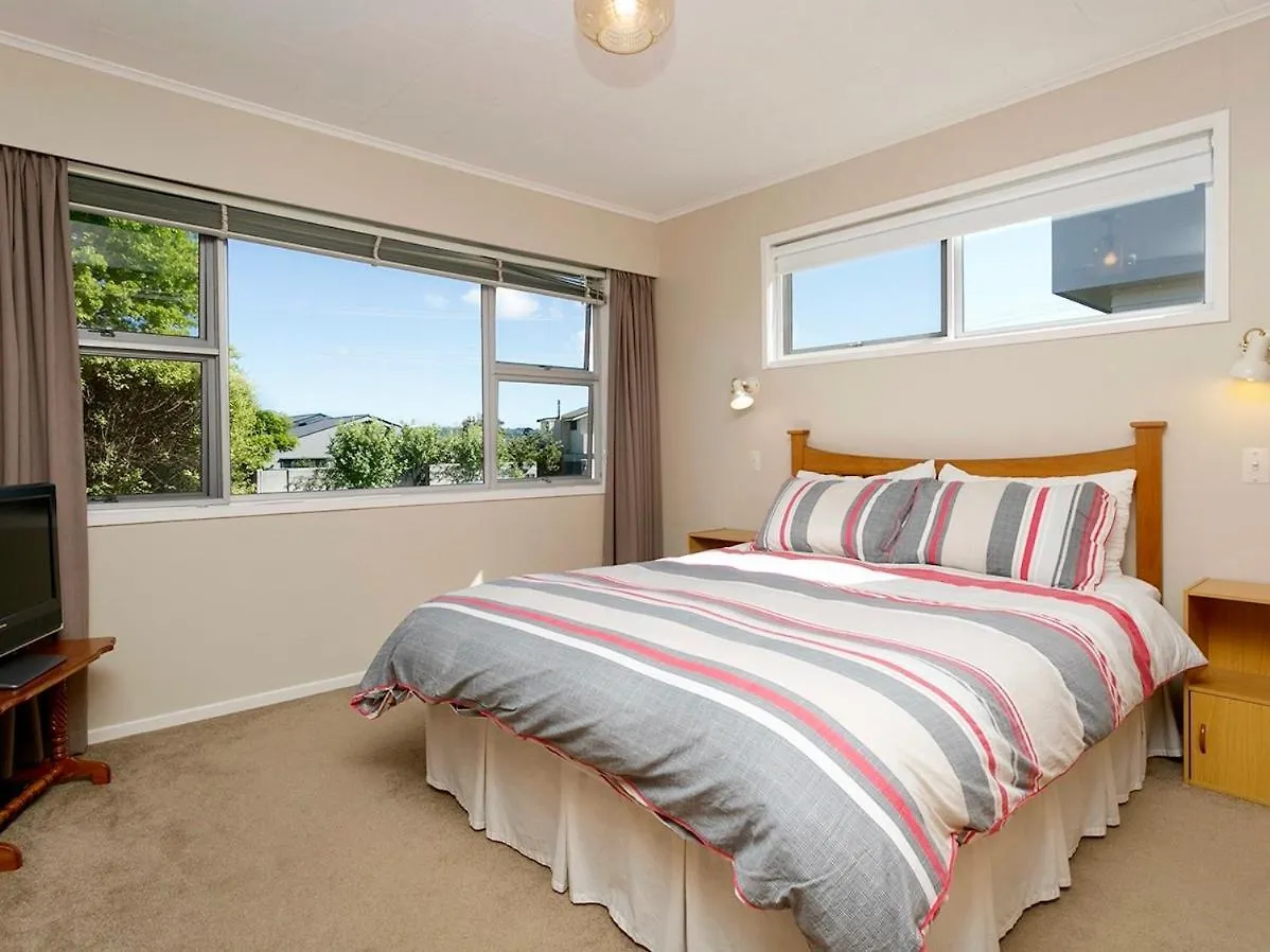 This Bach Has It All - Rainbow Point Holiday Home Taupo