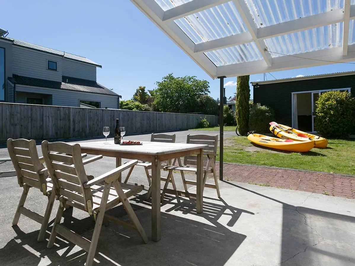 This Bach Has It All - Rainbow Point Holiday Home Taupo